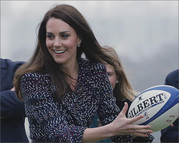 «В надежных руках: Кейт, фанатка спорта, принимает два регбийных патронажа». Анонс эксклюзива Sunday Times в твиттере автора (https://twitter.com/RoyaNikkhah). На фото герцогиня Кембриджская играет в регби с парижскими школьниками (2017 г.)