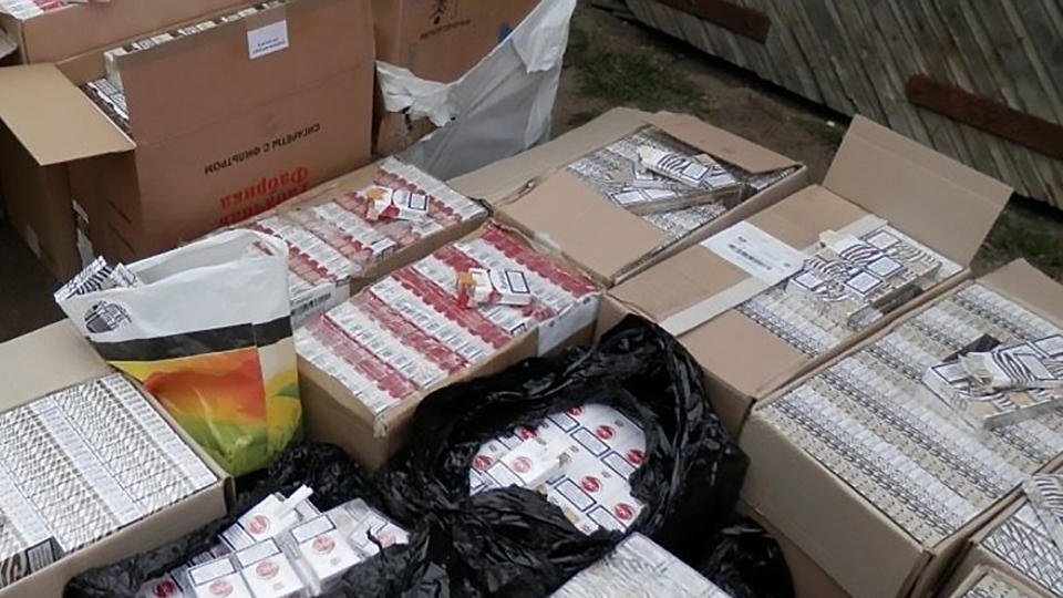 Задержанные с фальшивыми деньгами. Контрафактные сигареты новости. Контрафактный товар это. Табачный короб. Контрафактные сигареты новости.