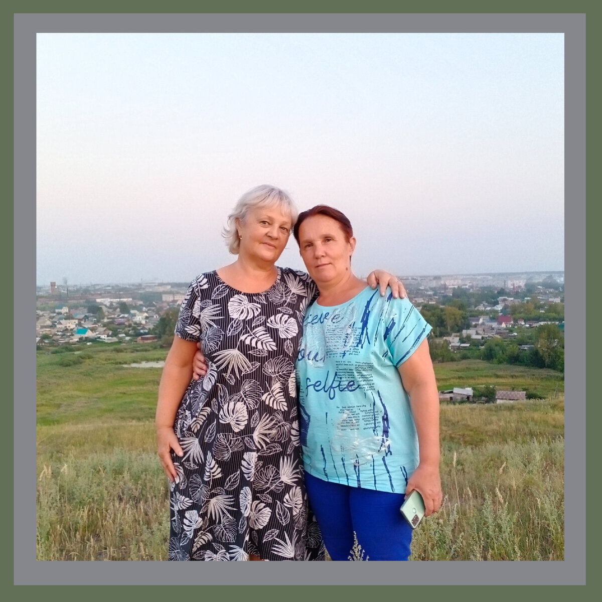 Ко мне на день рождения приезжала моя двоюродная сестра. Мы с ней покорили гору, которую я часто показываю в своих статьях.
