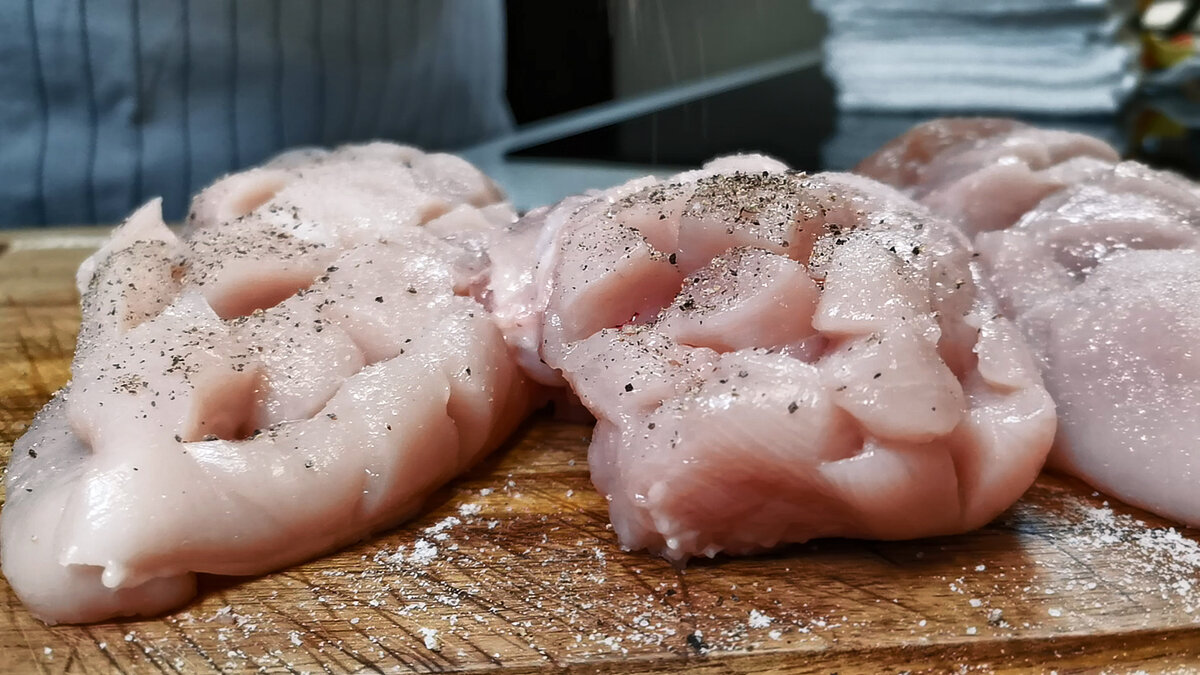 Делаю надрезы, покрываю салатом и в духовку. Как я готовлю сочную куриную  грудку (делюсь рецептом) | Розовый баклажан | Дзен