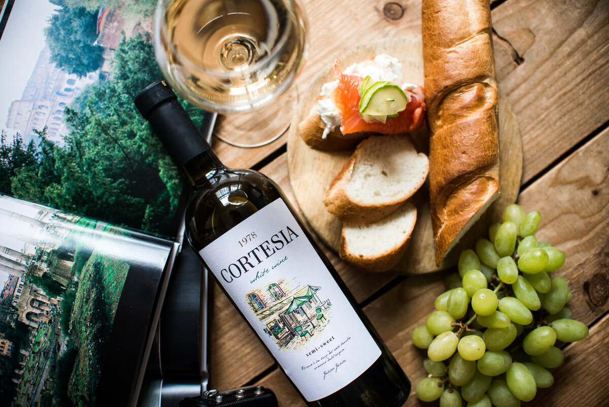 Белое тихое «Cortesia» от Минского завода игристых вин