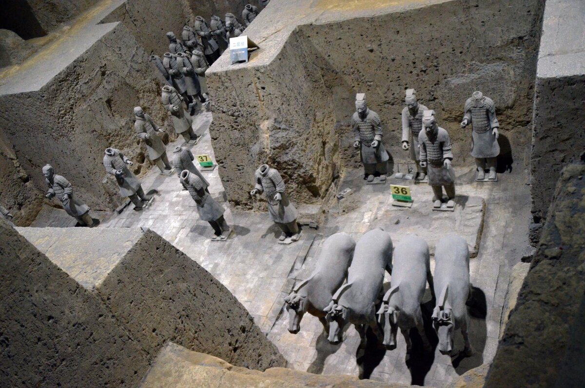 Штаб - охрана, офицеры разных чинов и т.д.