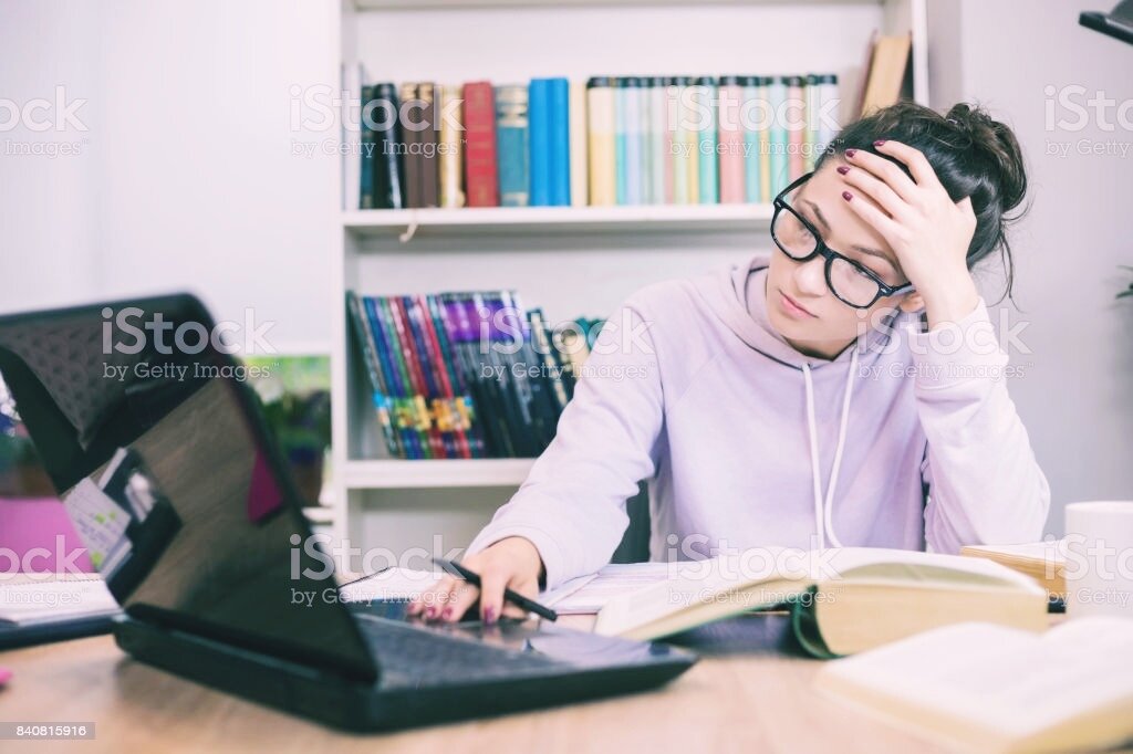 Does students. Корейские студенты делают домашнюю работу. Students do homework. Difficult students. Student doing homework.