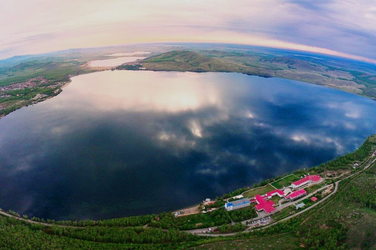 В Башкирском Зауралье в окружении гор раскинулось очень красивое очень красивое озеро Банное.