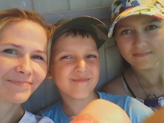 крайняя слева, если что))