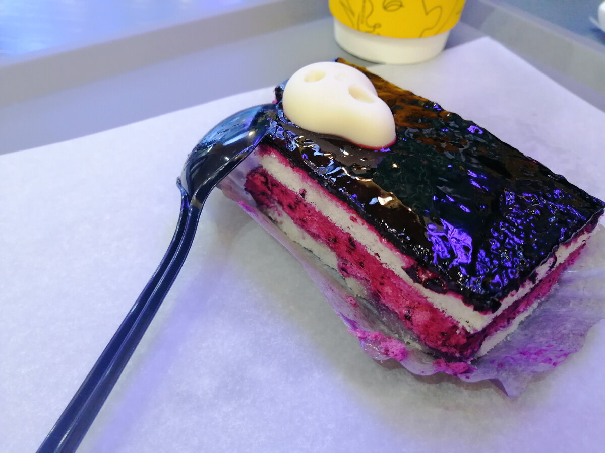 Пирожное с черепушкой, сфотографировала и загрустила