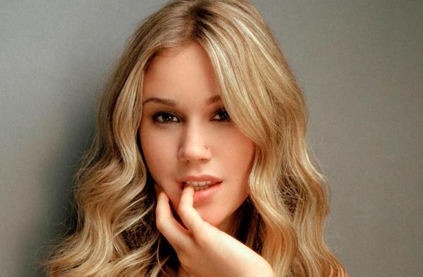 Женская красота хуже, чем вино, так как опьяняет не только своего хозяина, но и зрителя.Красивые слова о красоте женщин
