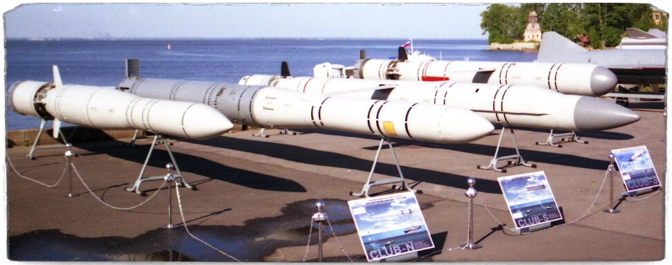 Источник: voennoe-obozrenie.ru. "Калибр" - это несколько типов различных ракет, включающих ПКР, ударные и ракето-торпеды. Сюда можно добавить и экспортную версию "Клаб".