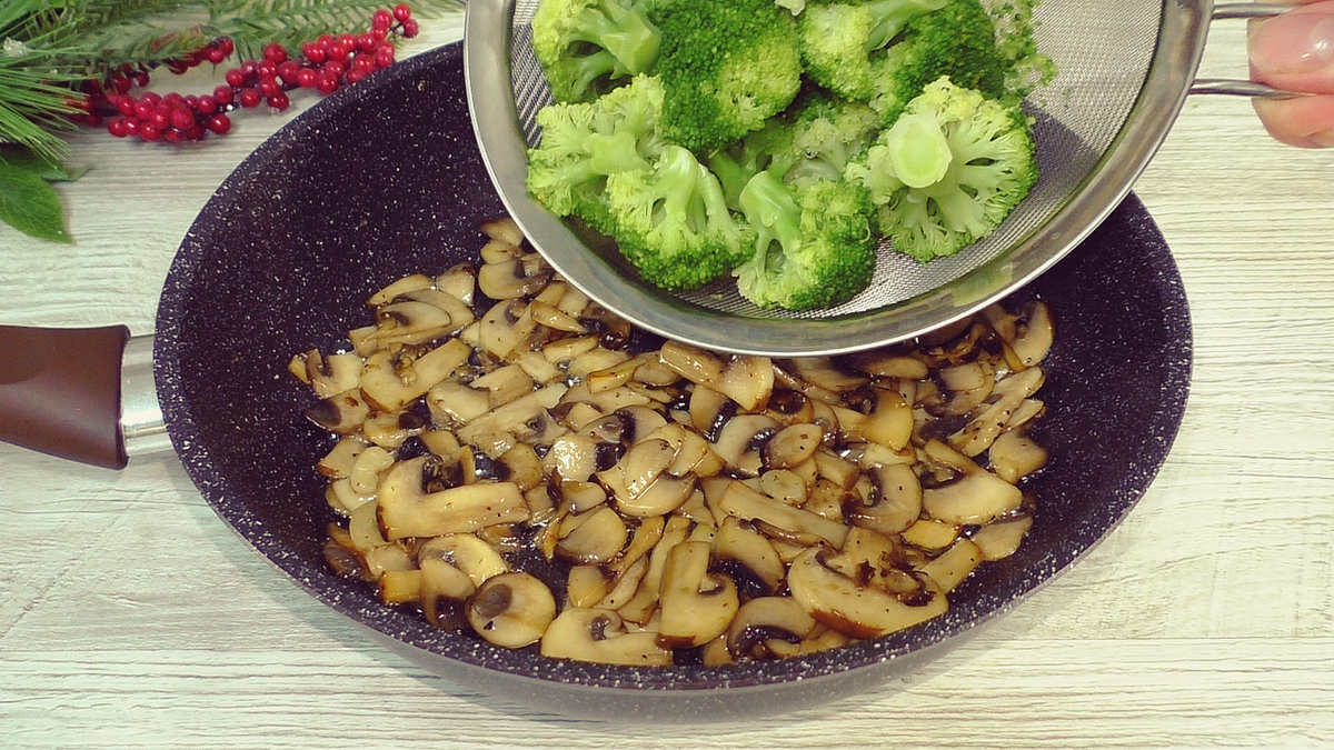 Брокколи с грибами на сковороде. Брокколи грецкий орех и гриб.
