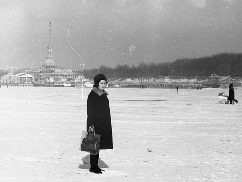 Зима 1973-го. Прогулка по Химкинскому водохранилищу (обратите внимание на пару с детской коляской на заднем плане)