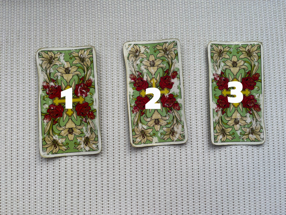 Задумайте мужчину, на которого хотите погадать, и интуитивно выберите один из трёх вариантов