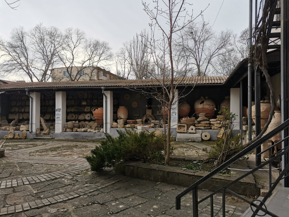 Экспозиция древних находок во внутреннем дворике Керченского музея древностей
