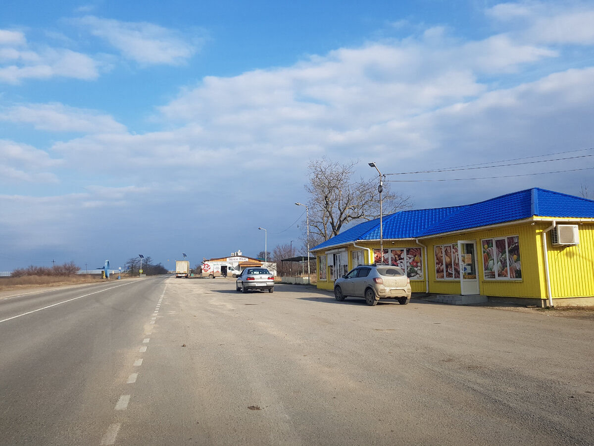 Те самые кафешки и продуктовые магазинчики.
