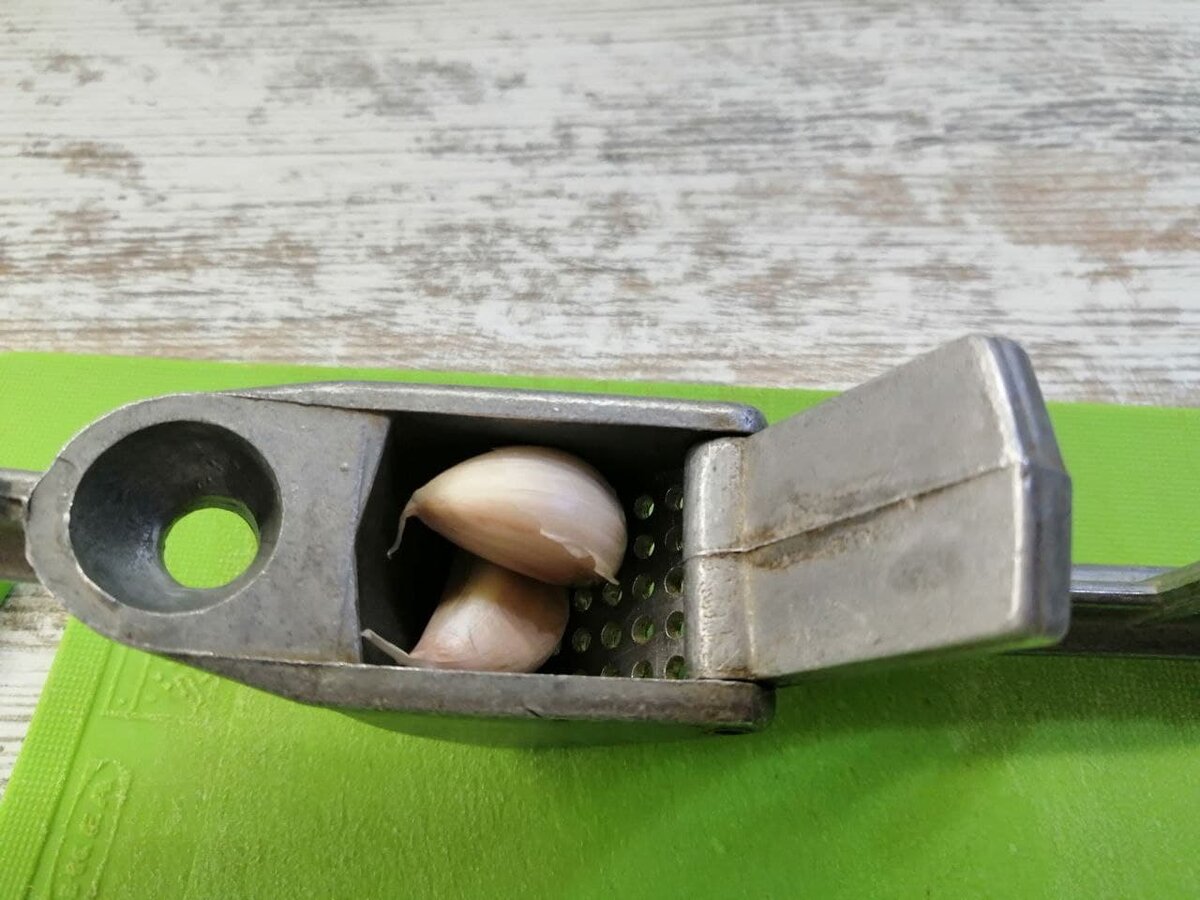 Зубчики чеснока предварительно сполоснуть водой. Фото автора. Листайте >>>