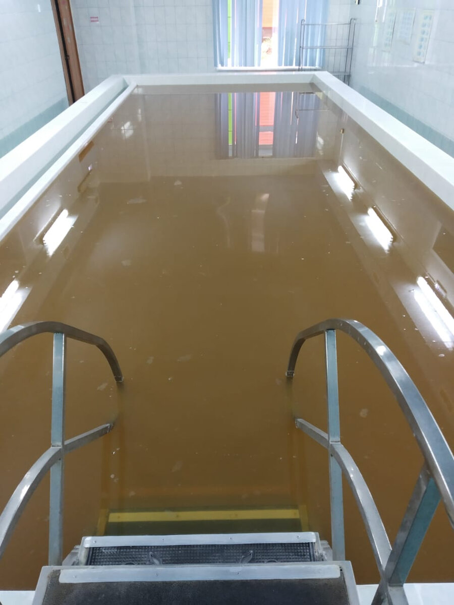 Бассейн после заполнения водой