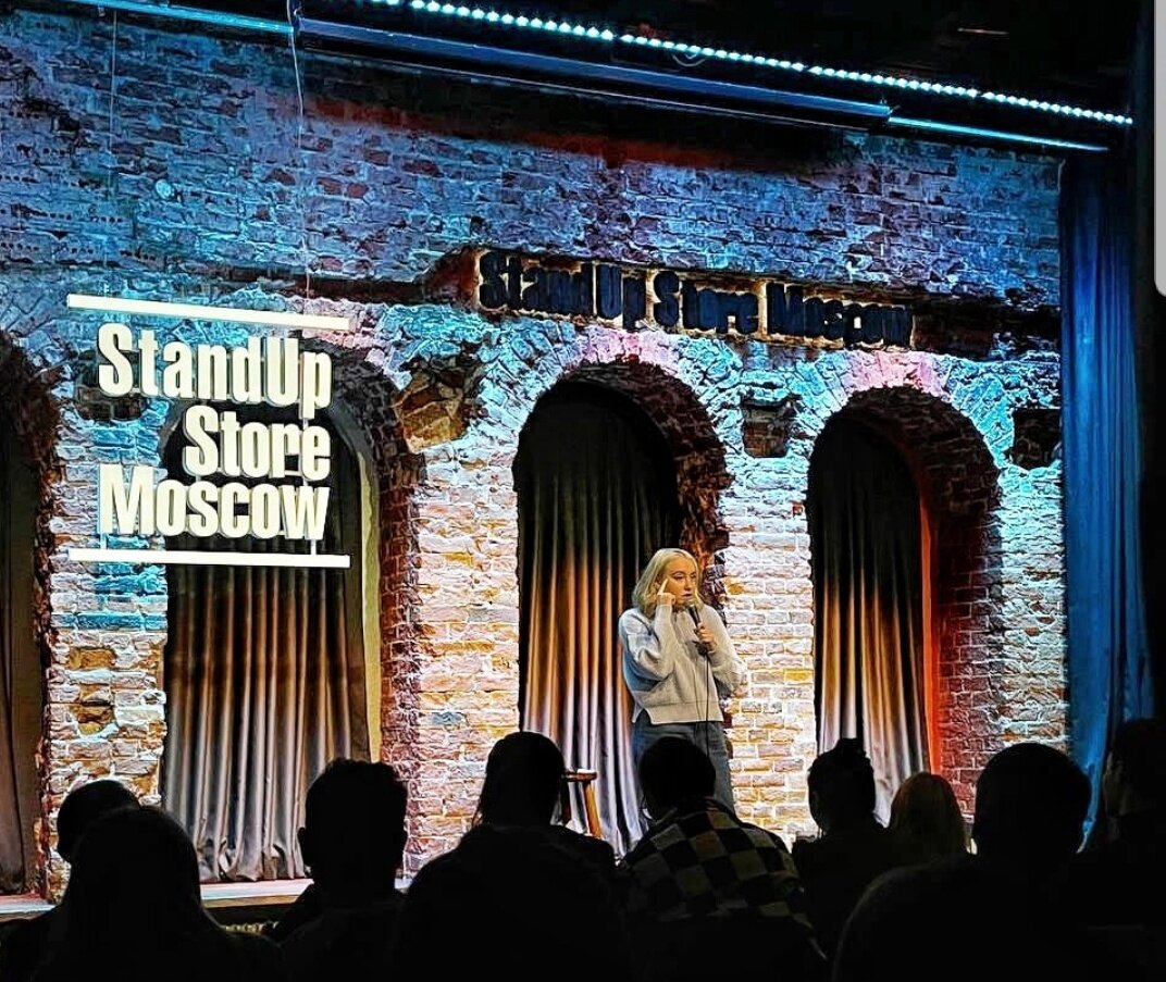 Автор этого блога на сцене клуба Stand Up Store Moscow
