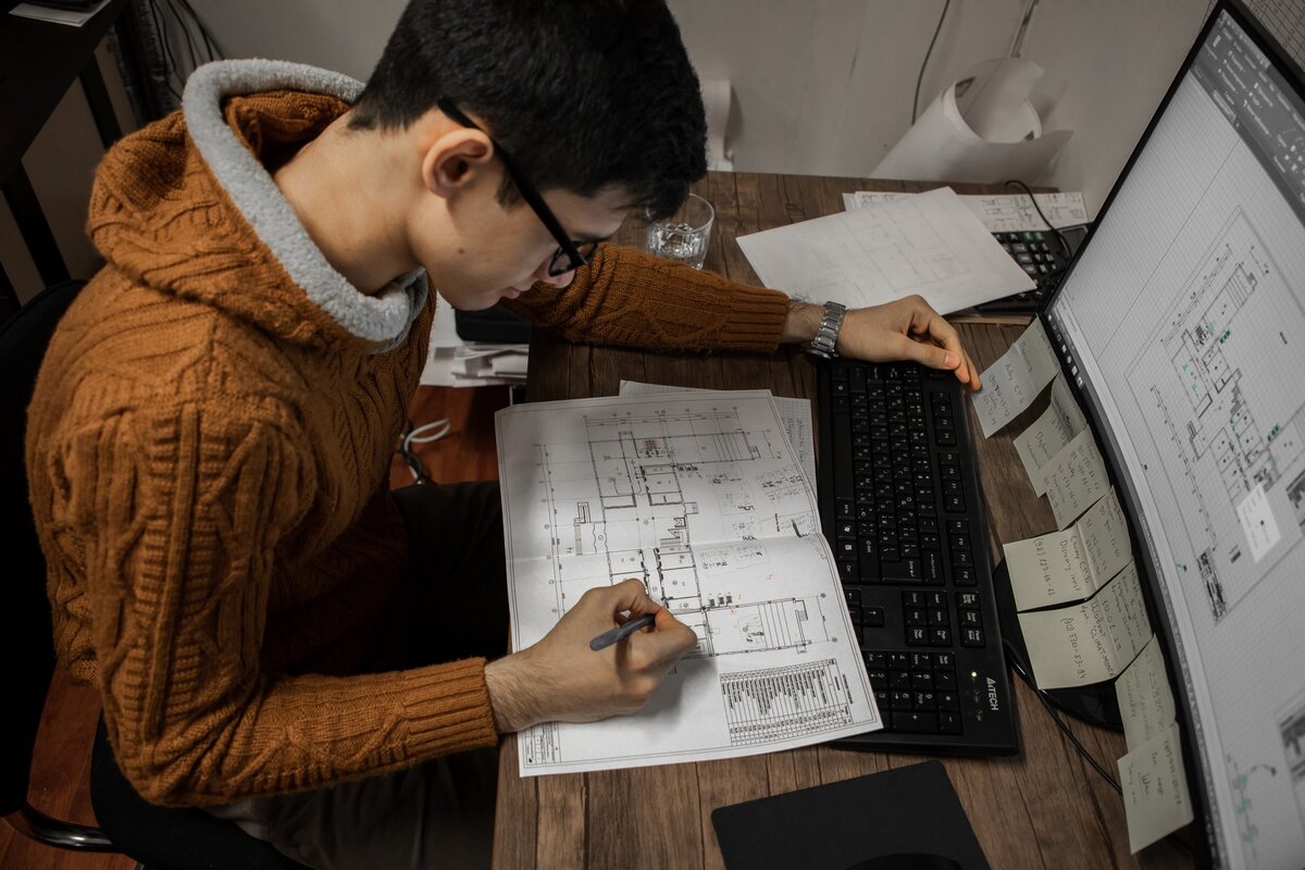 Инженер разрабатывает исполнительную схему 