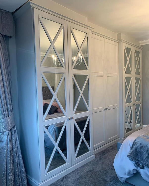 У шкафов с зеркалами больше преимуществ, чем у мебели с обычными фасадами