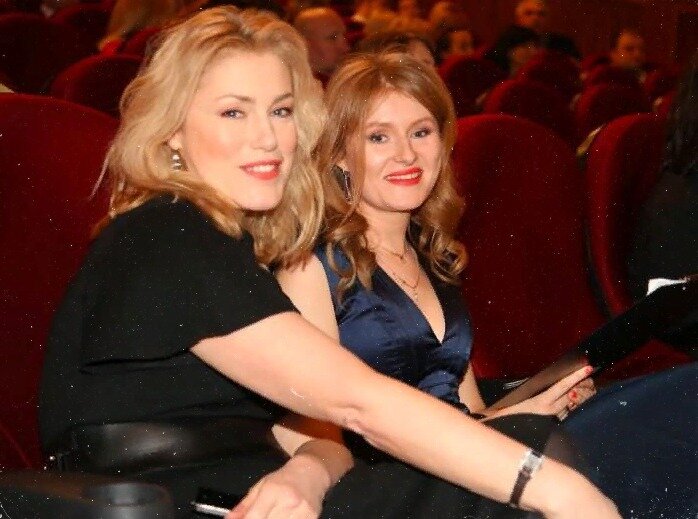 Сидят красотки