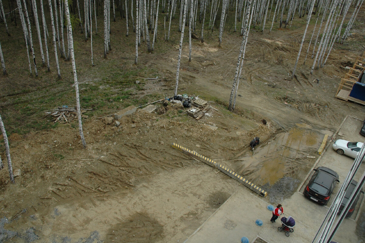 Здесь будет эко-сад. Май 2015. Строительный мусор скоро уберут. Посадки будут там, где можно хоть чуть вскопать. Все камни, которые появятся как обрамление для посадок, будут выкопаны здесь же. Земли и полива не будет.
