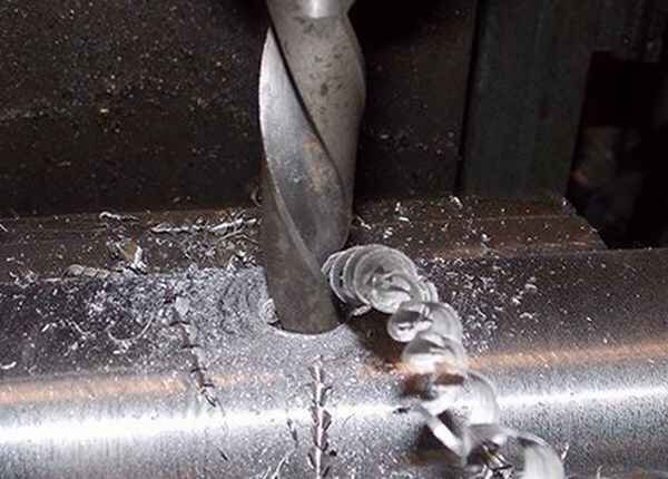 Как вырезать отверстие в тонком листе оцинковки ножницами по металлу своими руками