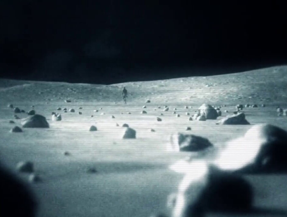 Очередной загадочный кадр с поверхности Луны.
Источник: https://i.ytimg.com/vi/GesTtVlyi2w/maxresdefault.jpg