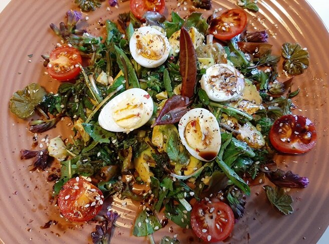 Салат где есть и цветочки медуницы, и листики примулы весенней. Фото автора