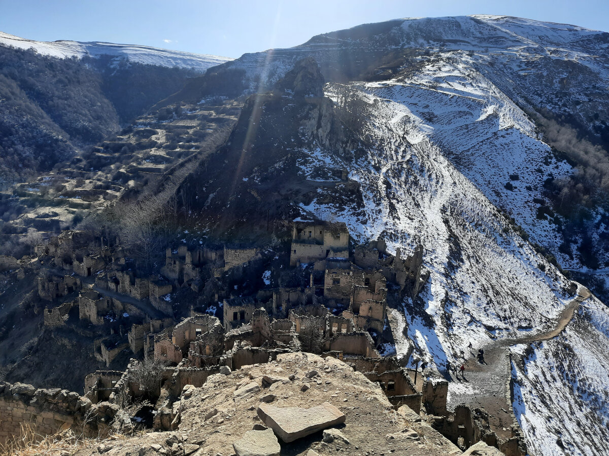 Вид на аул с верхней точки. Слева террасированные склоны, на которых занимались земледелием, справа тропа, ведущая в поселение.