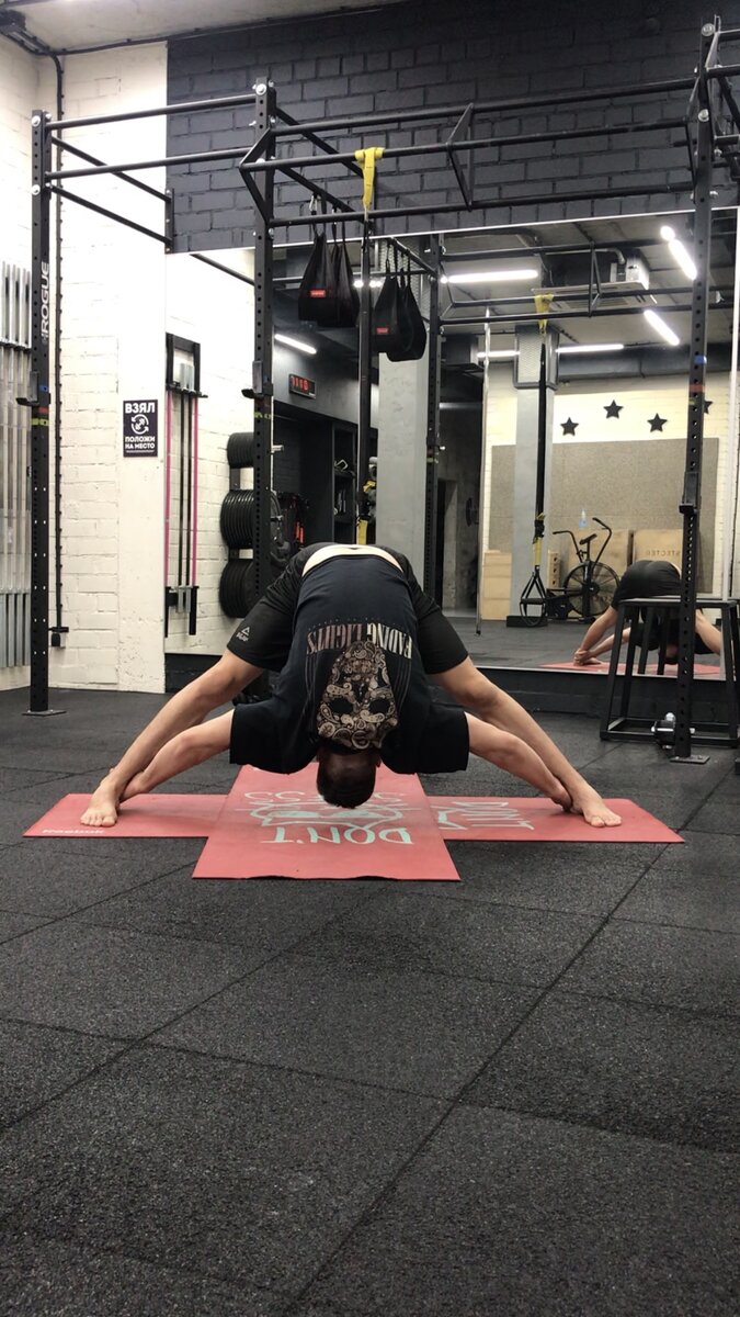 

А можете написать что ей не занимаетесь и почему, мне это тоже интересно.

1 причина ей можно заниматься в разных количествах, если есть 10 -15 минут с утра ты можешь слегка потянуться и это пойдёт в копилку, иначе говоря необязательно тянутся именно час, как полноценную тренировку (кстати, считаю что тянутся каждый день по часу если ты новичок, ультра- новичок не целесообразно) лучше 2-3 раза в неделю полноценно в качестве тренировки, а остальные дни коротенькие 5-20 минутные сессии

2 потому-что нравится - сначала мне было увлекательно собирать методы и наблюдать со стороны как это делают другие, я все проверяю на себе и только потом начинаю умничать потом начал общаться с растягаями, начал больше уделять этому времени, узнавать фишки, лайфхаки и секреты как сесть на шпагат за 3 минуты в день без регистрации и смс, а потом попал к классному тренеру и влюбился (в растяжку не в тренера, но тренер была тоже феноменальная красотка) мне стало по-настоящему нравится.