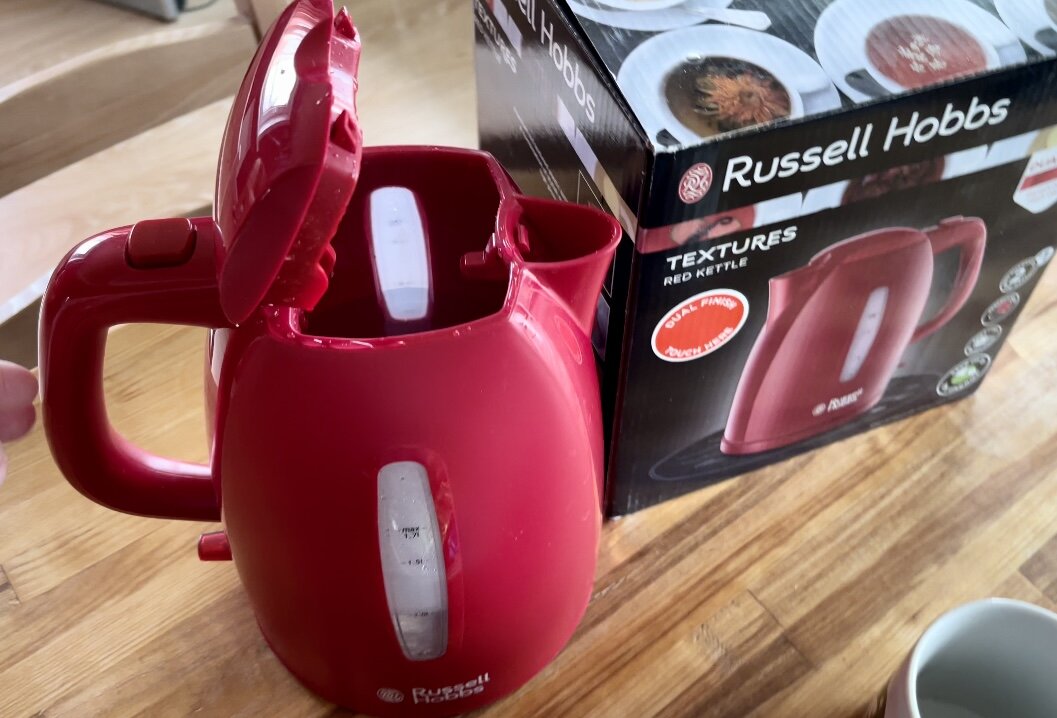 Электрочайник RUSSELL HOBBS 21272-70 удобно открывать и закрывать