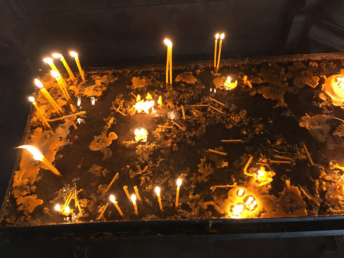 Свечи в армянском монастыре Нораванк