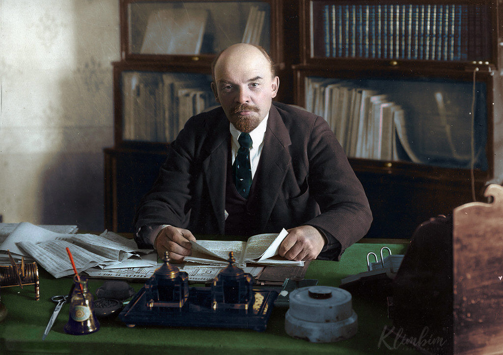 В.И.Ленин за рабочим столом в своем кабинете в Кремле , 16 октября 1918 г.
