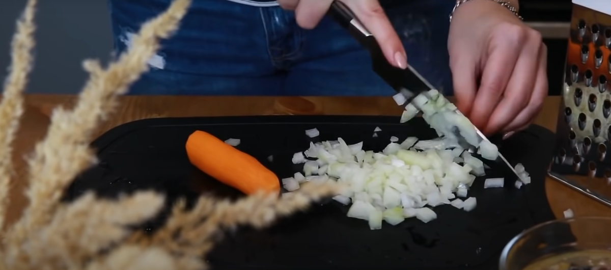 режем лук кубиком.