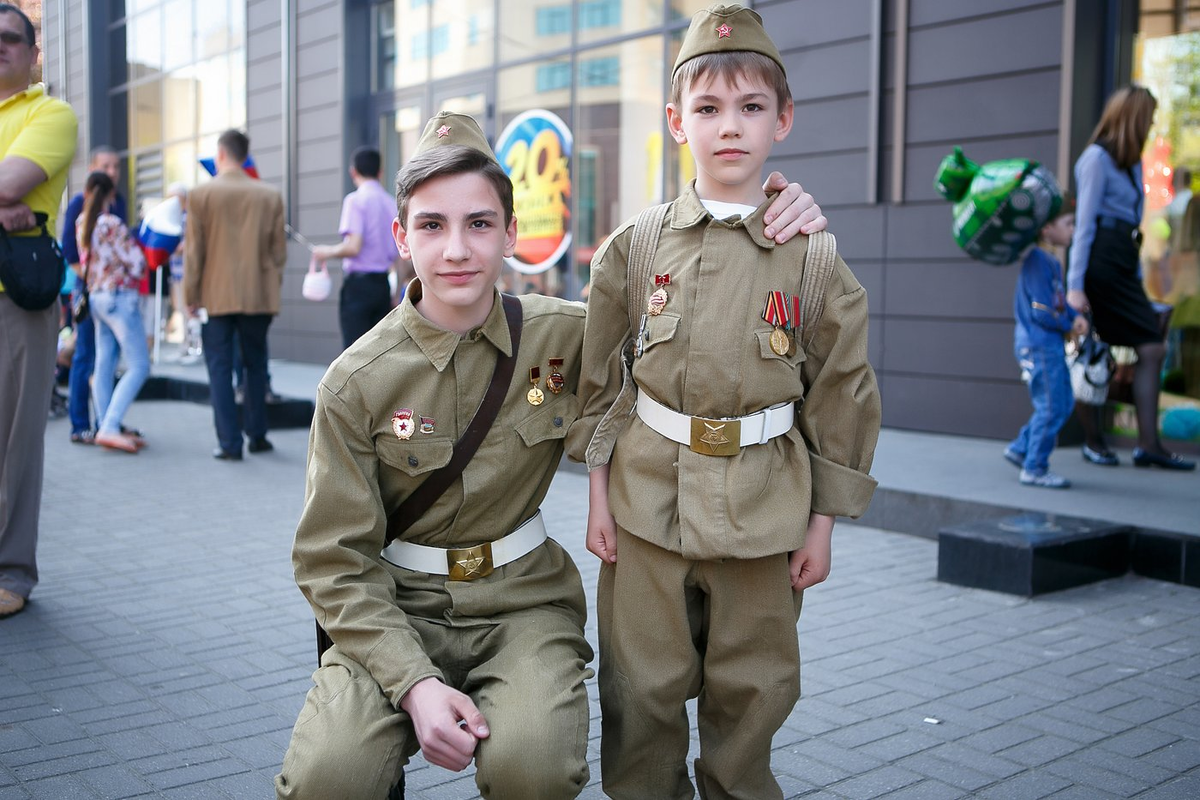 Одежда 9. Мальчик в военной форме. Военная форма на 9 мая. Школьники в военной форме. Дети в форме.