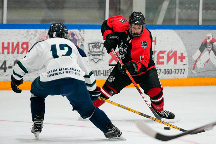Для ряда игроков финал ЮХЛ — последняя возможность зарекомендовать себя и уверить хоккейных менеджеров, что они достойны контрактов в молодежных командах. Фото: ahc-neftyanik.ru