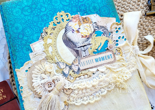 Декорирована вырезанными элементами, вырубкой, кружевом и пуговками.