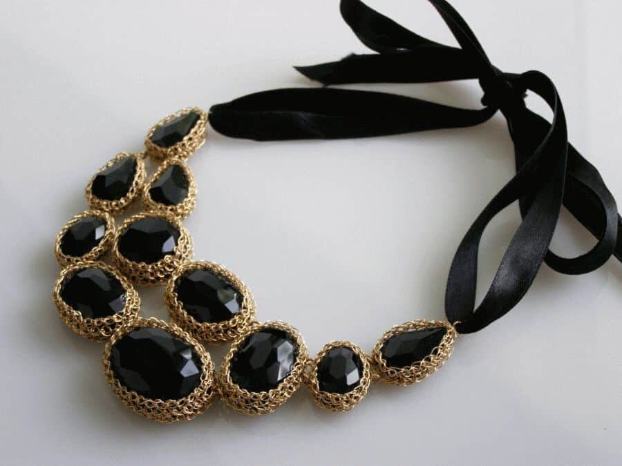 Оникс – еще один отменный талисман для девушки-Козерога. Он наполнит представительницу знака уверенностью в себе, поможет избавиться от любых сомнений и тревог. Также устранит различные неприятности. Нельзя забывать и о целительных качествах минерала. Использовать ониксы советуют для больных, ослабленных людей (например, в реабилитационном периоде). Камень выступает очень мощным минералом, поэтому, покупая его, следует немного подержать в руках. Таким образом вы определите, подойдет вам минерал либо нет.