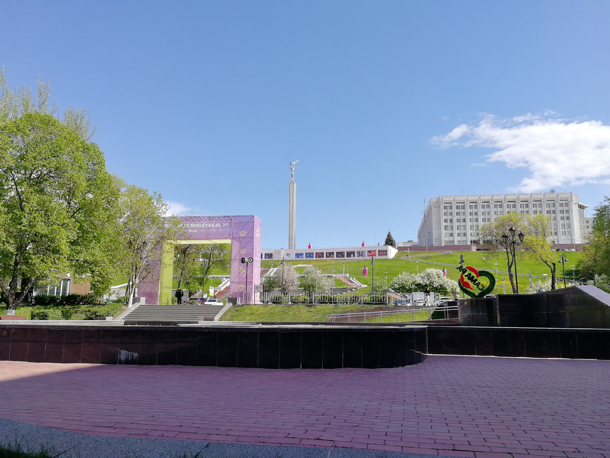 Арка на спуске к набережной реки Волга! 