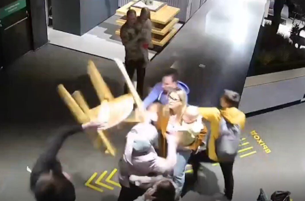 стул для подростка. пустой стул. драка девок на телепроекте. падения чимина со стульев. стульчик из людей.