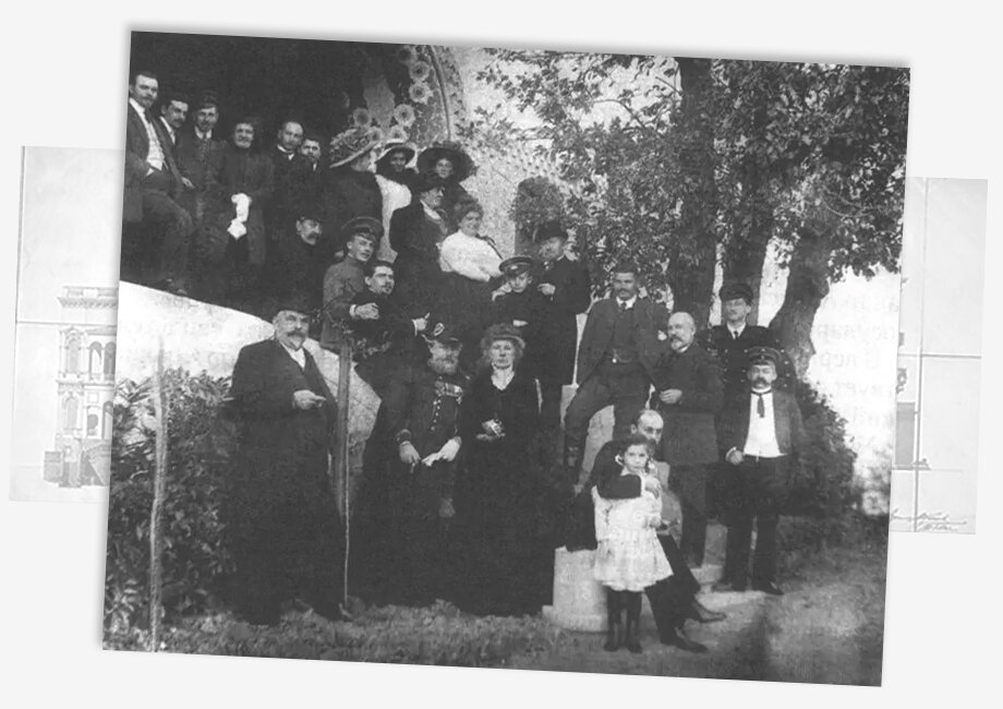 1910 год. Архитектор Николай Краснов (третий справа) с семьëй, друзьями и соратниками на крыльце своей дачи. Фото: сайт PastVu
