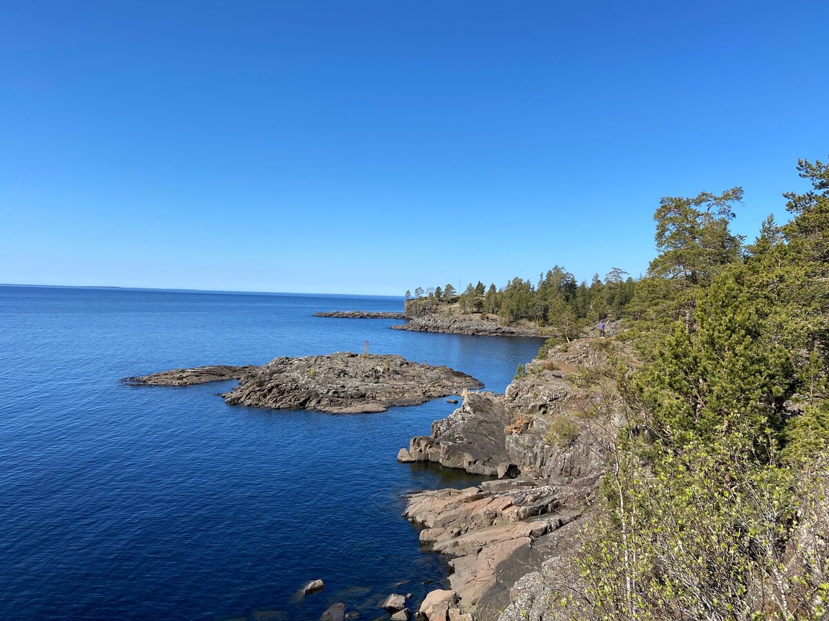 Central islands. Валаамский архипелаг Ладожское озеро. Скалистый берег Ладожского озера. Архипелаге скалистые острова. Захвата острова сухо на Ладожском озере.