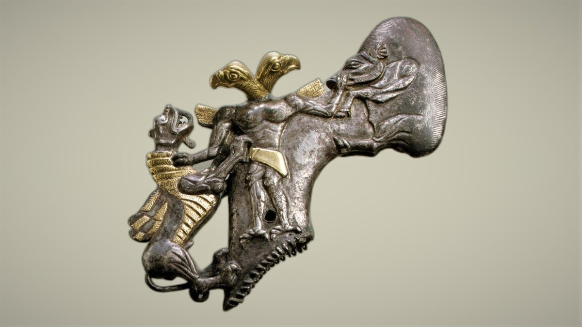 Ритуальный топор, серебро, позолота. Бактрия-Маргиана, конец 3 тыс. до н.э. © Метрополитен -музей, Нью-Йорк