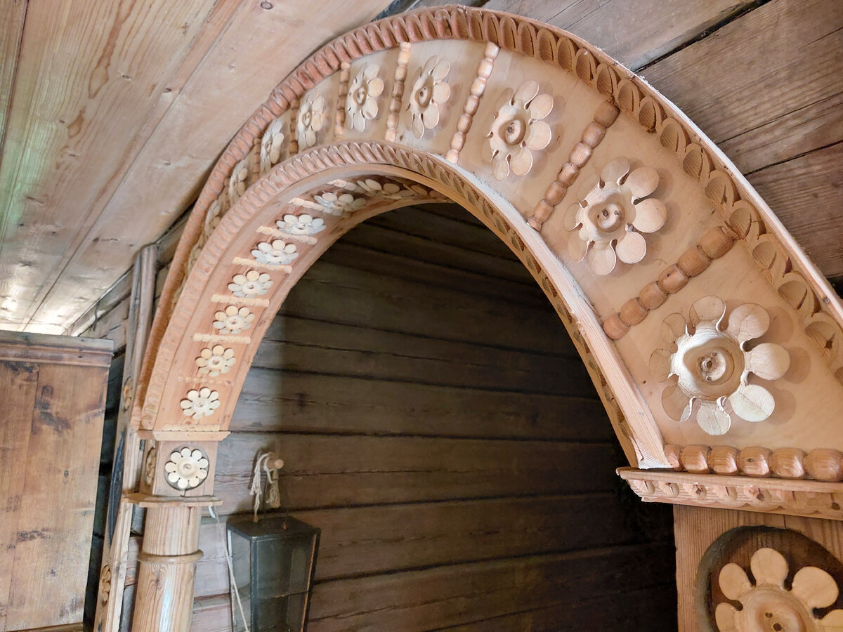 Резьбой по дереву украшали и внутреннее убранство домов