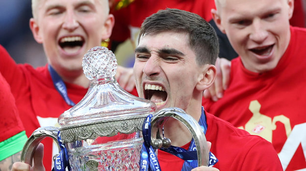 Зелимхан Бакаев радуется победе в Кубке России по футболу в составе "Спартака".