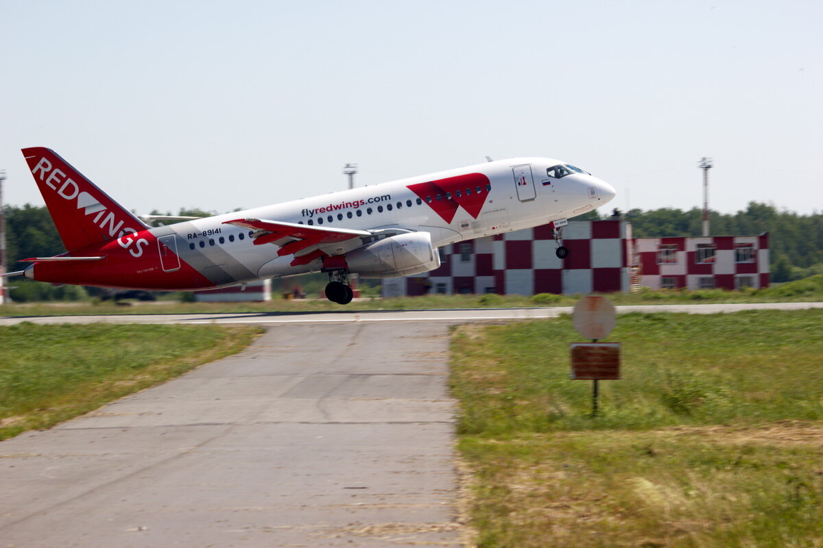 Лето всегда горячая пора. Для всех без исключения, в том числе, для аэропортов. В Стригино не спокойно. Улетает Москва, Сочи, Минводы, Питер. Все суетятся и шумят. Агенты этого кажется не замечают, привыкли, а вот на воздухе асфальт плавится. Работа здесь кипит. Чтобы не мешаться под ногами, мы уходим на вторую полосу, там как раз будут проходить тренировки пожарных. Пользуемся случаем и смотрим за траффиком. Пойдемте вместе? 