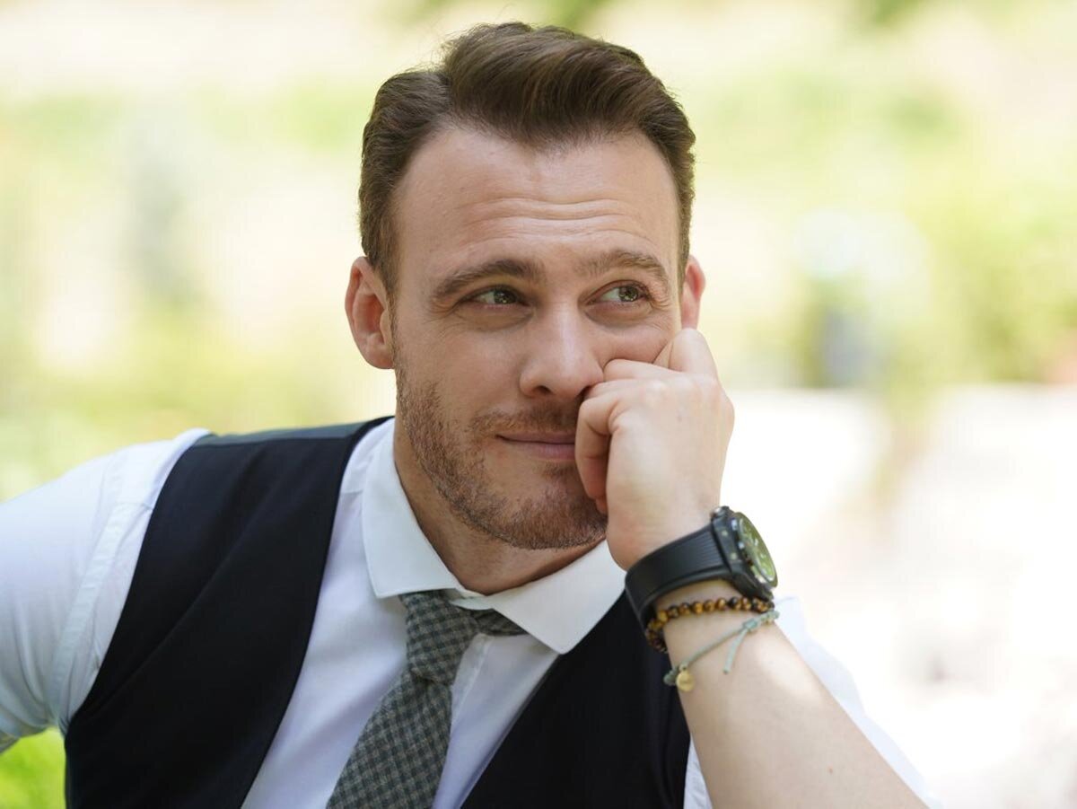 Серкан Болат - главный герой сериала "Постучись в мою дверь"