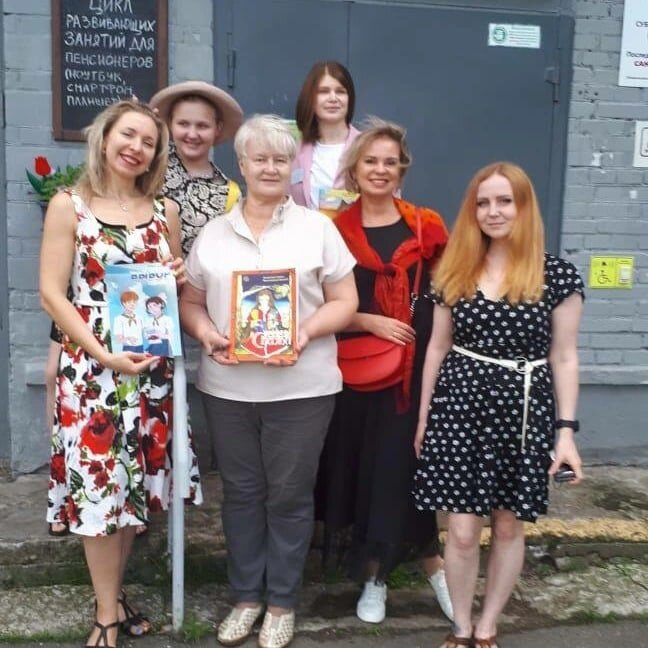 Эту дружественную встречу организовала одна из сильнейших лидеров PRO Женщин Архангельска, Дарья Чупринова, внучка Николая Кузьмича Жернакова, писателя, книгоиздателя, члена Союза писателей Архангельской области.🌏 
Я вновь убедилась в том, что люди, которые работают с книгами и с людьми – душевные, открытые и добрые. С истинно гуманитарными ценностями. Представляете, они знают каждого своего читателя и посетителя по имени, знают его вкусы и потребности! Проводят интересные мастер-классы, беседуют обо всем на свете и от души. 🌟

А ещё Дарья показала нам чудесную набережную Северной Двины. Мы (а со мной была моя средняя дочка Нина) прочувствовали вкус северной жизни, связанной с этой широкой полноводной рекой, увидели множество припаркованных яхт и лодок, вдохнули вкусный воздух и расширили свои горизонты вместе с горизонтами речного архангельского пейзажа. ⛰

Моя душа наполнилась огромной благодарностью! К сердечным женщинам, которые пригласили нас и окружили заботой и любовью, к Вселенной за нескончаемые возможности, и к самой себе за эти распирающие грудь эмоции, и к красивой природе нашей Родины, и к этой сильной реке…🌊

Я увидела, что жизнь – намного больше, чем мы думаем, бегая внутри одного и того же пространства по кругу, крутясь как белка в колесе в большом городе или проживая жизнь, не выбираясь их коробочки своей головы… 