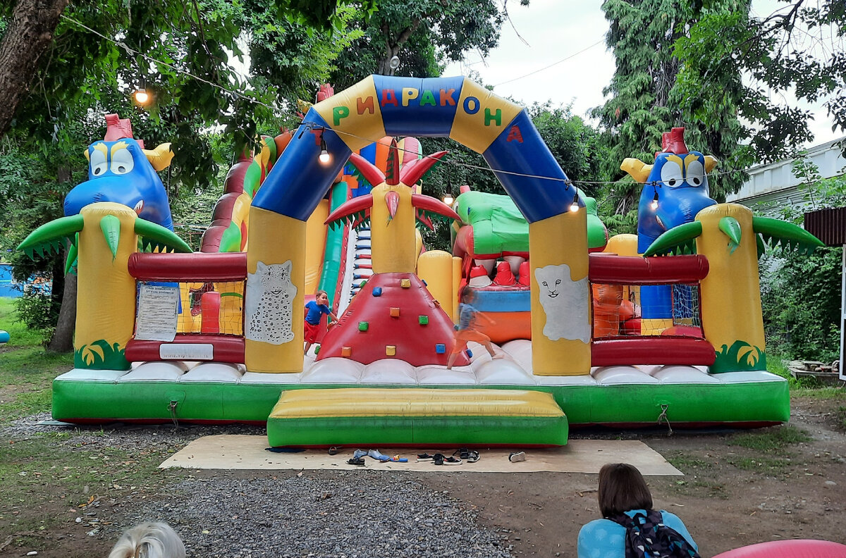 На набережных Сухума для детей устроены различные аттракционы. Для малышей: детские городки и батуты, качели и карусели, прокат машинок. При некоторых отелях работают бассейны с подогревом. Во многих парках устроены неплохие детские площадки.