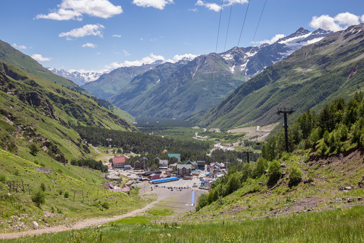 Поляна Азау – наивысшая обитаемая точка в Приэльбрусье (Фото:Dmitry A. Mottl)