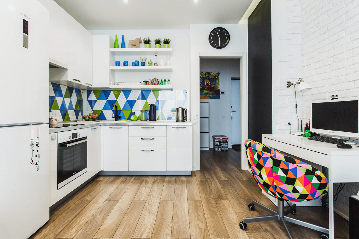 Tiny spaces. Кухня в скандинавском стиле с полками. Рабочее место на кухне. Рабочая зона на кухне в скандинавском стиле. Маленькая рабочая зона на кухне